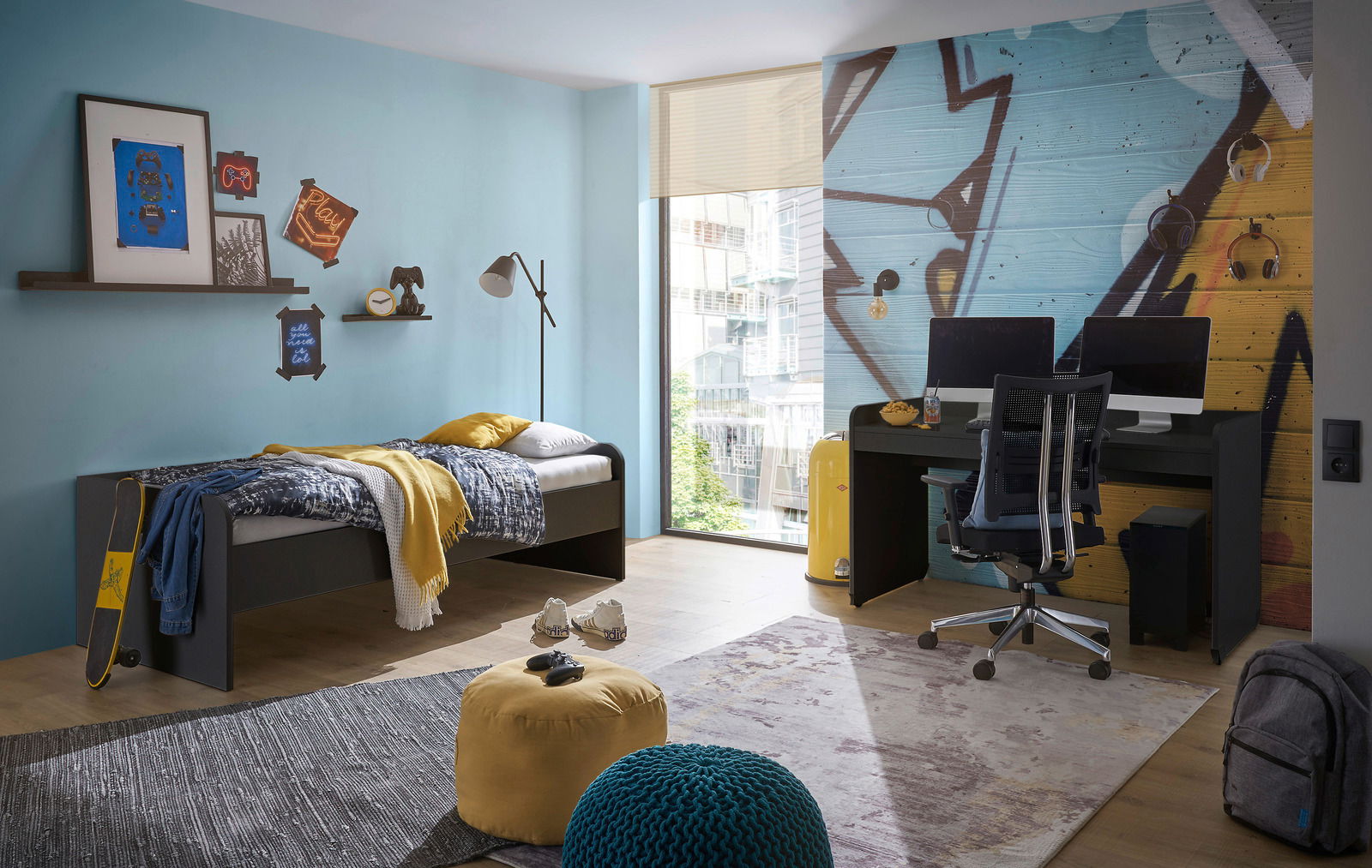 Moderner Schreibtisch in einem stilvollen Jugendzimmer, seitliche Perspektive