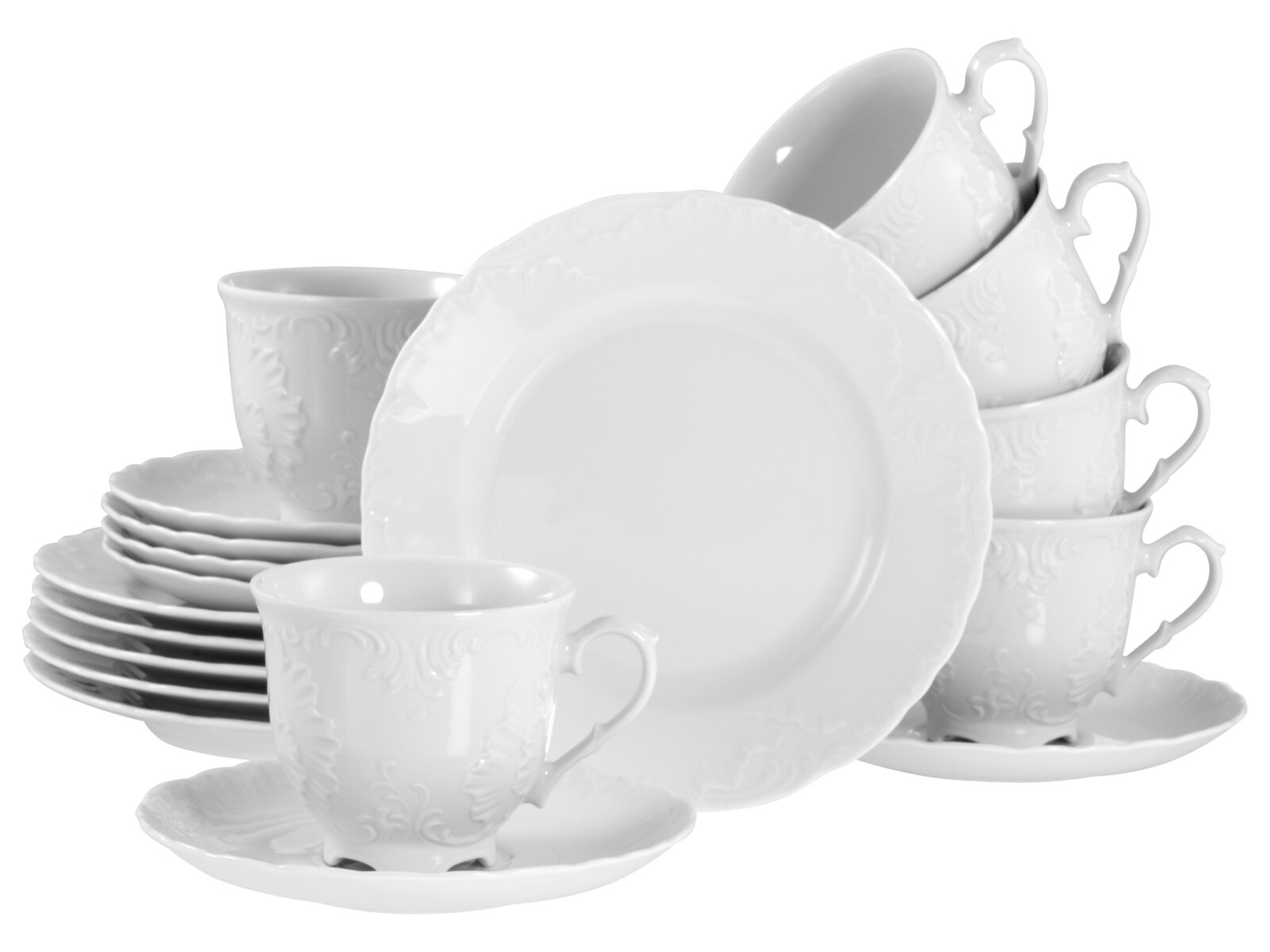 creaTable Kaffeeservice 18-tlg ROKOKO Weißes Porzellan-Kaffeegeschirr-Set mit geprägtem Ornamentdekor, Tassen mit Untertassen und Tellern, freigestellt auf weißem Hintergrund, Perspektive: schräger Blick von vorn.