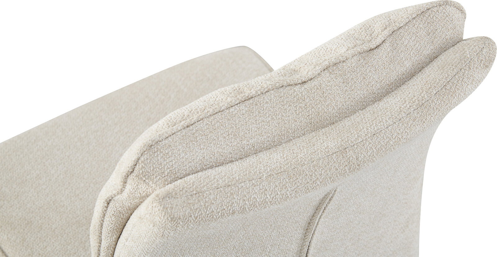 Detailaufnahme eines cremefarbenen Polstersessels mit weichem, strukturiertem Stoffbezug und geschwungenen Armlehnen, schräg von oben aus seitlicher Perspektive vor weißem Hintergrund