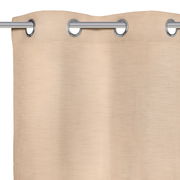 Beiger Ösenschal aus Stoff, Nahaufnahme von oben mit silbernen Ösen auf einer Gardinenstange.