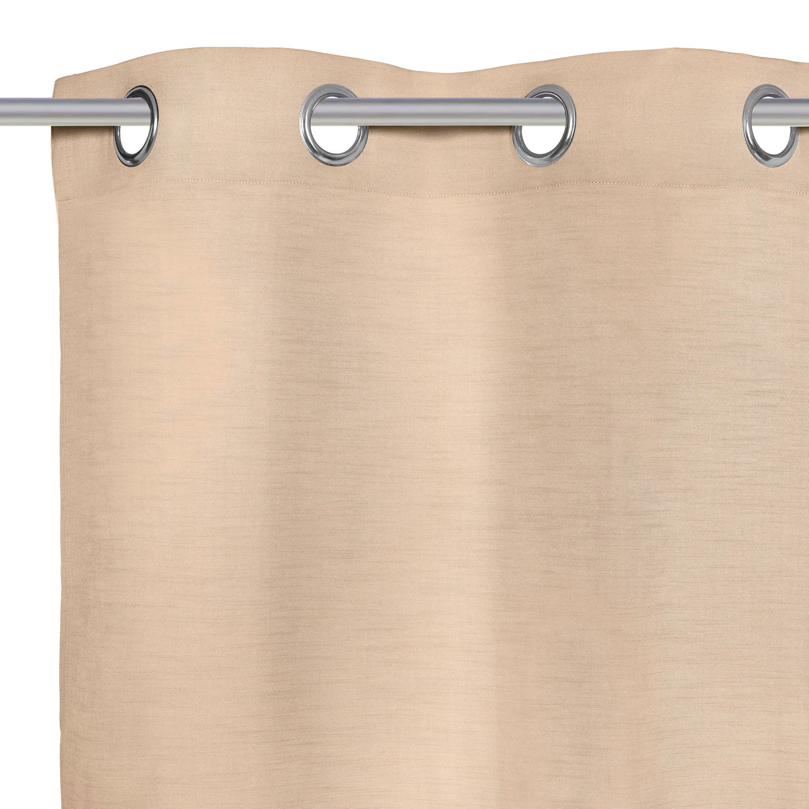 Beiger Ösenschal aus Stoff, Nahaufnahme von oben mit silbernen Ösen auf einer Gardinenstange.