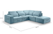 Hellblaues L-förmiges Ecksofa mit Ottomane und vielen Rückenkissen, mit eingezeichneten Maßen (u. a. 305 x 281 cm, Höhe 90 cm), Ansicht schräg von vorne.