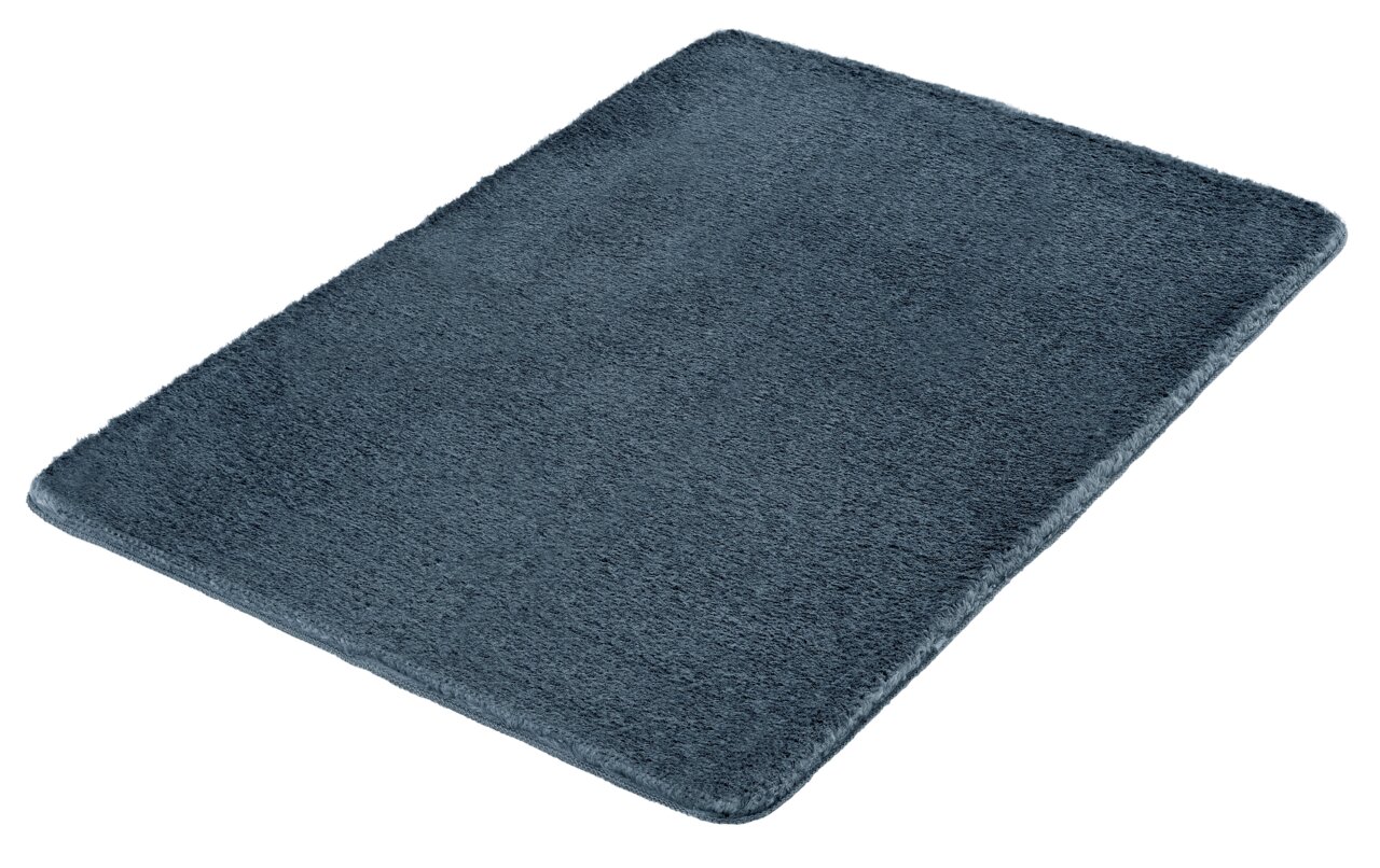Dunkelblauer rechteckiger Badteppich in der Größe 70x120 cm, schräg von oben fotografiert.