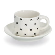 Espresso-Tasse mit Untertasse, weiß mit schwarzen Kreuzen, seitliche Perspektive