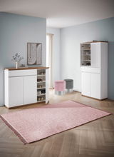 Moderner Eingangsbereich mit zwei weißen Schuhschränken, einem geöffneten, und zwei runden Hockern in Rosa und Grau, aus der Perspektive von vorne.