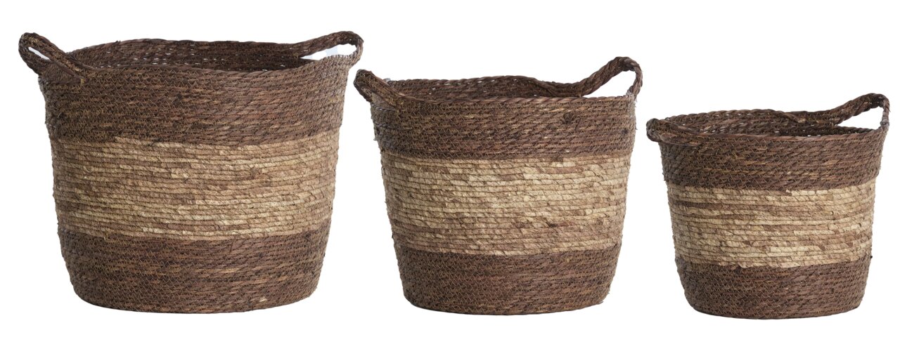 Drei geflochtene Körbe in verschiedenen Größen mit zwei Griffen, aus braunem und beigem Material, frontal betrachtet.