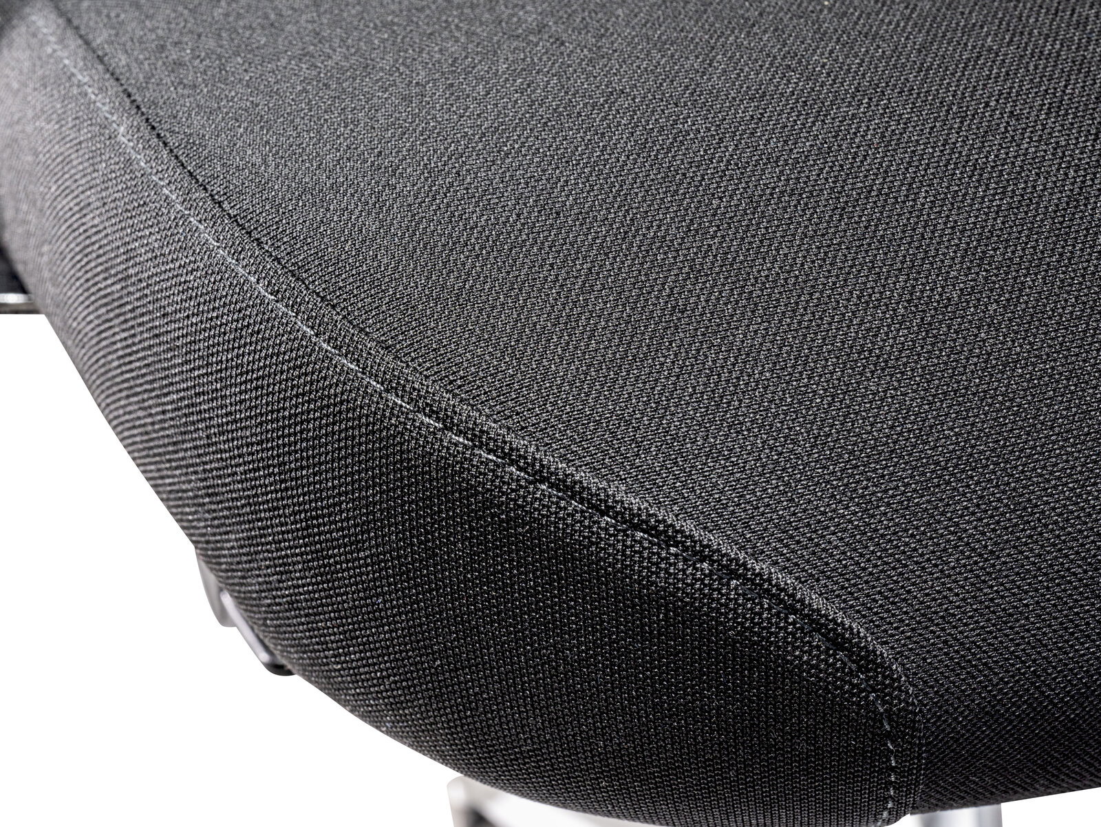 Nahaufnahme der Sitzfläche eines Chefsessels aus schwarzem Stoff, seitliche Perspektive