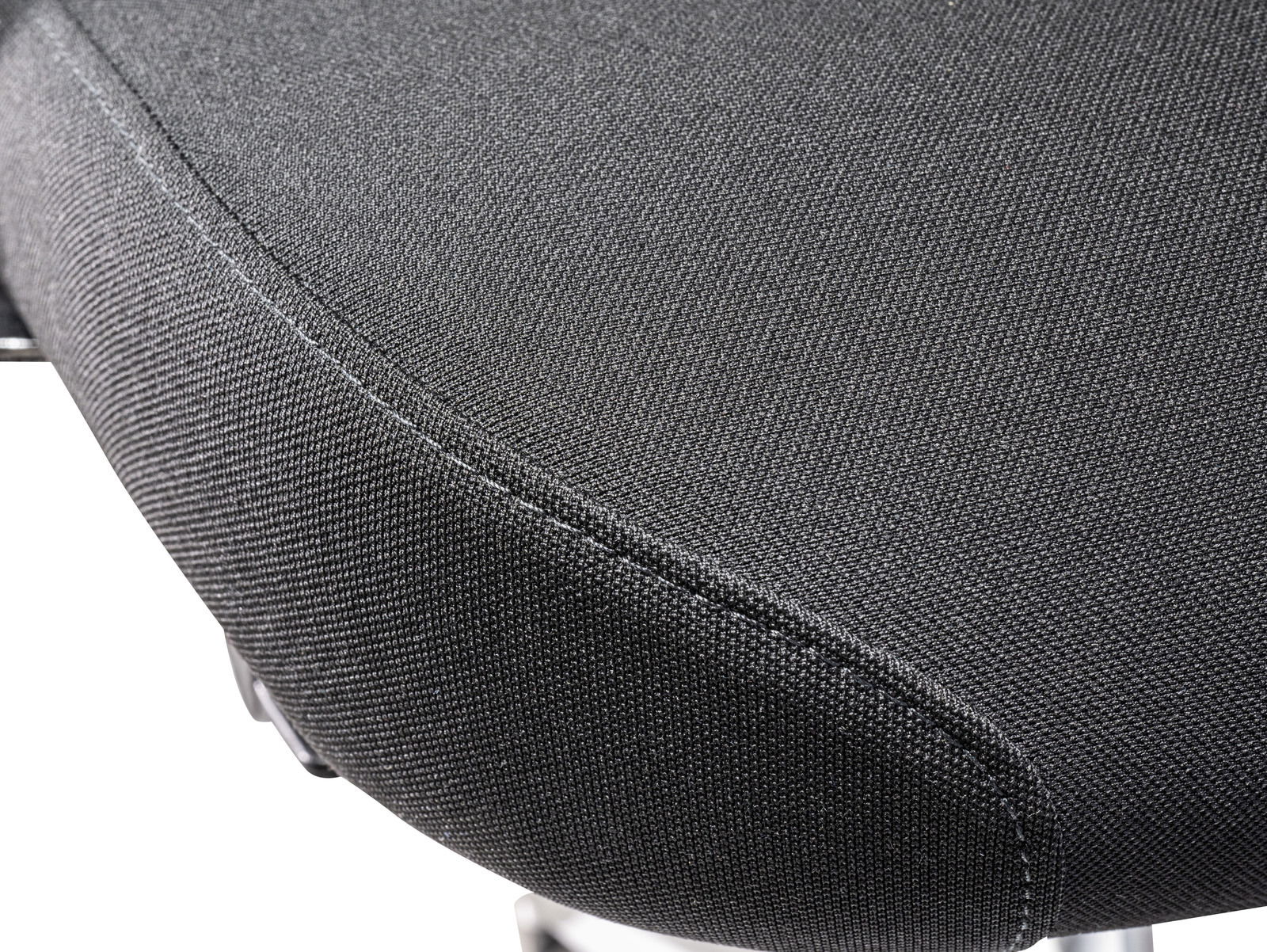 Nahaufnahme der Sitzfläche eines Chefsessels aus schwarzem Stoff, seitliche Perspektive