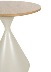 Detailaufnahme eines runden Beistelltischs mit heller Holzplatte und weißem, sanduhrförmigem Fuß, seitliche Perspektive vor weißem Hintergrund
