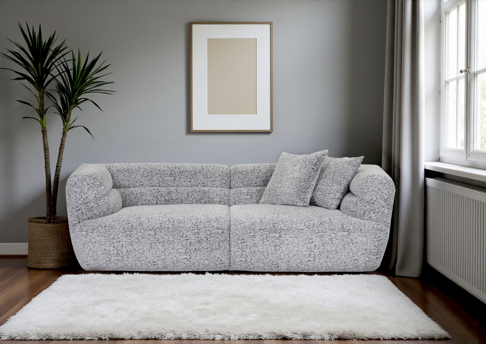 Hellgraues, modern gepolstertes 2-Sitzer-Sofa mit zwei Kissen in einem minimalistischen Wohnzimmer, frontale Perspektive.