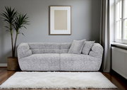 Hellgraues, modern gepolstertes 2-Sitzer-Sofa mit zwei Kissen in einem minimalistischen Wohnzimmer, frontale Perspektive.