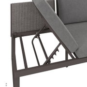 Detailansicht eines 3-Sitzer Sofas mit Funktion, zeigt den Mechanismus der Rückenlehne von der Seite.