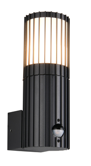 Moderne schwarze Außenwandleuchte mit vertikalen Streben und integriertem Bewegungsmelder, seitliche Perspektive