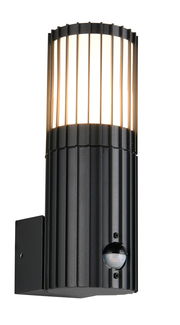 Moderne schwarze Außenwandleuchte mit vertikalen Streben und integriertem Bewegungsmelder, seitliche Perspektive
