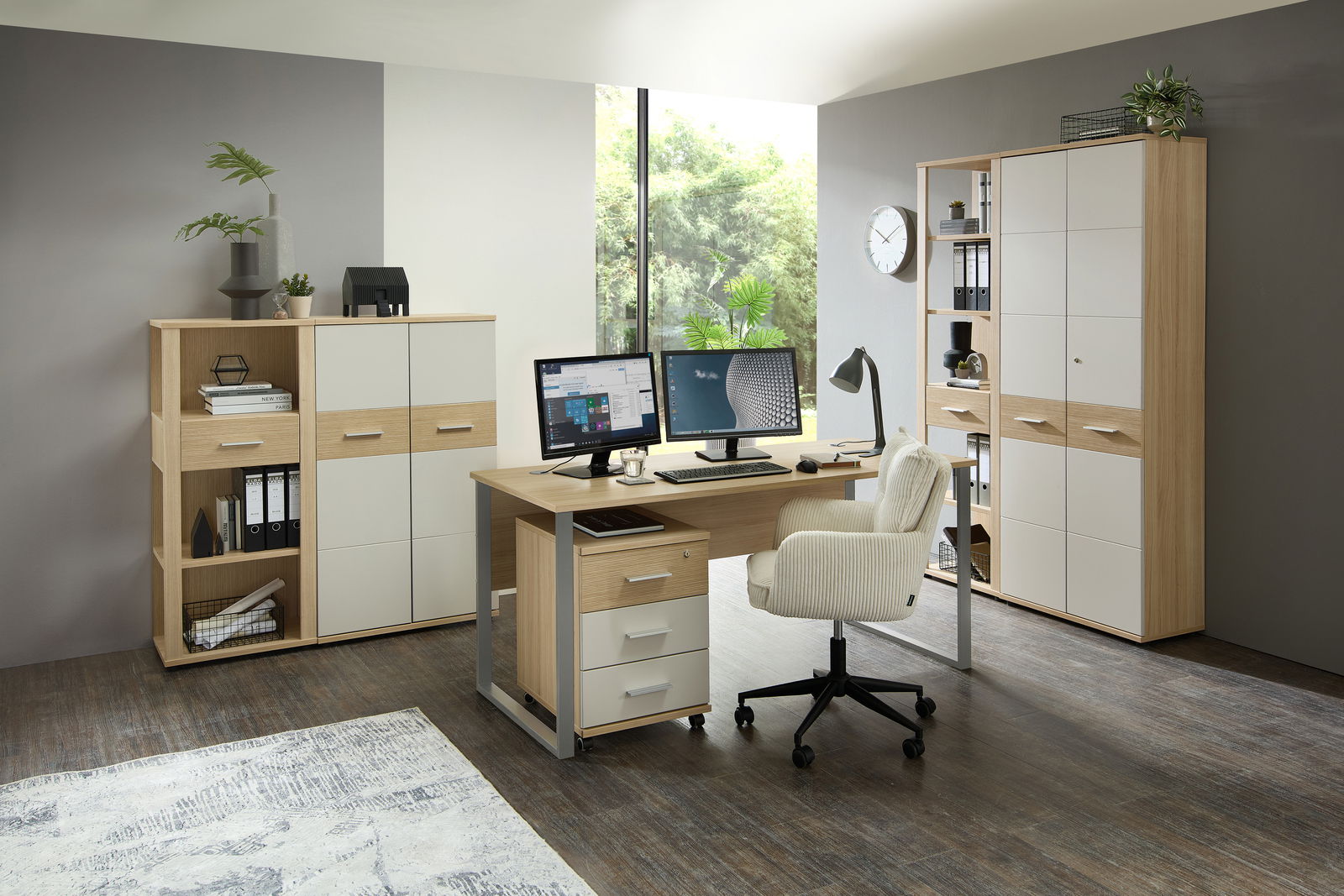Stylife Schreibtisch BASEL OFFICE Moderner Büroraum mit Schreibtisch in Holzoptik, ausgestattet mit zwei Monitoren, einem Rollcontainer und einem bequemen Bürostuhl. Im Hintergrund sind Aktenschränke und Regale zu sehen. Die Perspektive zeigt den Raum von vorne mit Blick auf den Schreibti