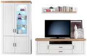 Wohnzimmermöbel-Set im Landhausstil: weiße Vitrine mit Glastür und LED-Beleuchtung sowie weißes TV-Lowboard mit Holzoptik-Abdeckplatte, Frontansicht