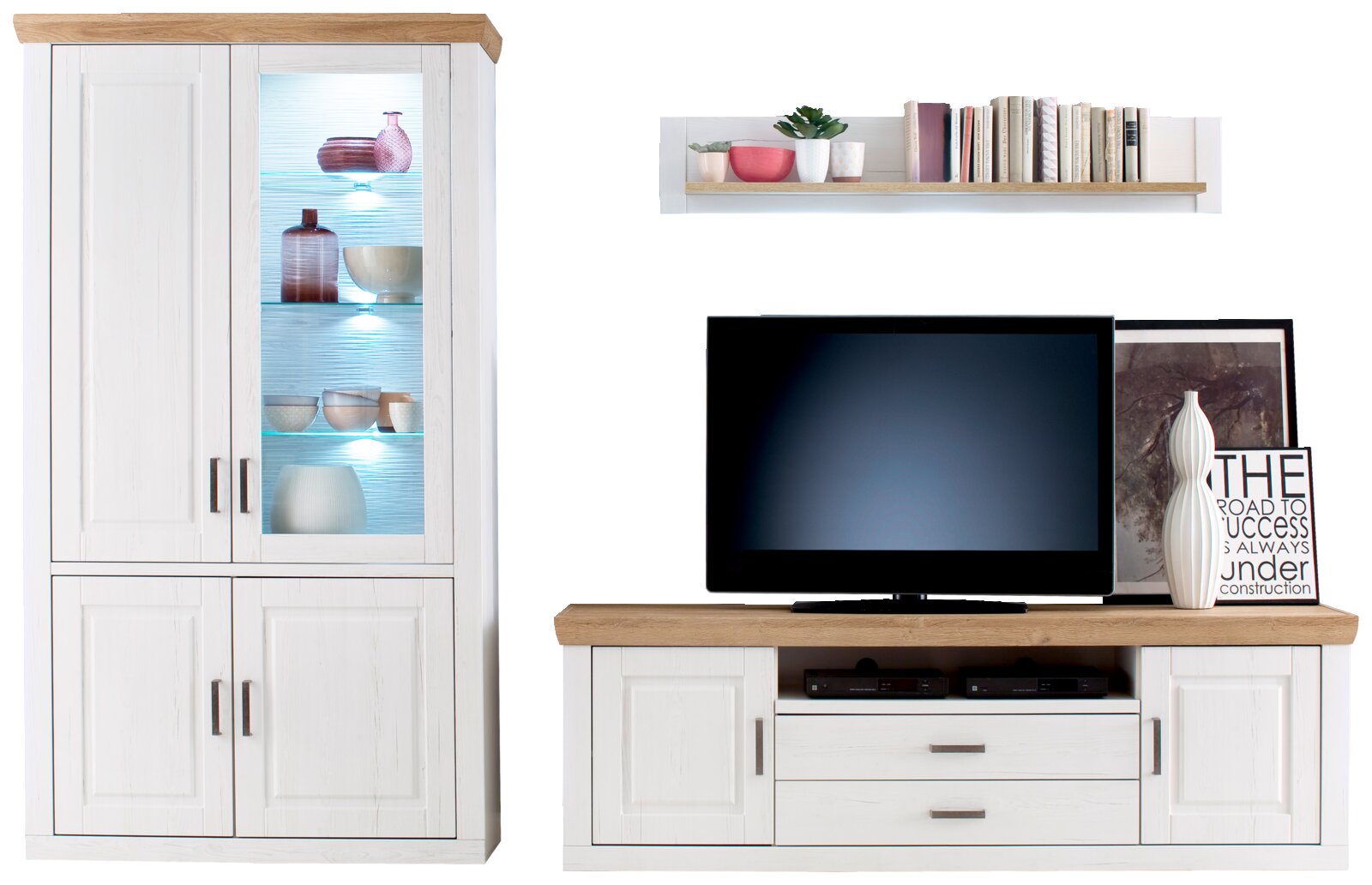 Wohnzimmermöbel-Set im Landhausstil: weiße Vitrine mit Glastür und LED-Beleuchtung sowie weißes TV-Lowboard mit Holzoptik-Abdeckplatte, Frontansicht