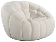 Beiger, gepolsterter Sessel mit runder Form, aus seitlicher Perspektive fotografiert.