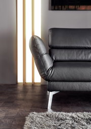 Nahaufnahme eines schwarzen Ledersofas mit verstellbarer Rückenlehne und Metallfüßen, seitliche Perspektive.