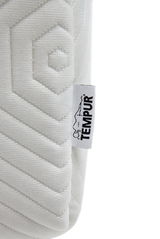 Nahaufnahme einer Tempur Viscomatratze mit geometrischem Muster und Markenetikett, seitliche Perspektive