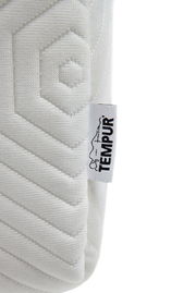 Nahaufnahme einer Tempur Viscomatratze mit geometrischem Muster und Markenetikett, seitliche Perspektive