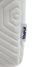 Nahaufnahme einer Tempur Viscomatratze mit geometrischem Muster und Markenetikett, seitliche Perspektive