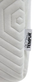 Nahaufnahme einer Tempur Viscomatratze mit geometrischem Muster und Markenetikett, seitliche Perspektive