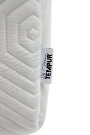 Close-up van een Tempur Visco-matras met geometrisch patroon en merklabel, gezien vanaf de zijkant