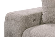 Nahaufnahme einer grauen Sofaecke mit strukturiertem Stoffbezug und einem eingebauten Knopf an der Armlehne, Perspektive von der Seite.
