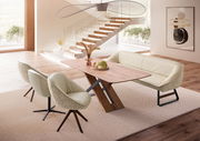 Moderne Esszimmer-Eckbank mit hellem Polster und Holztisch, seitliche Perspektive