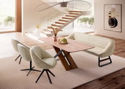 Moderne Esszimmer-Eckbank mit hellem Polster und Holztisch, seitliche Perspektive