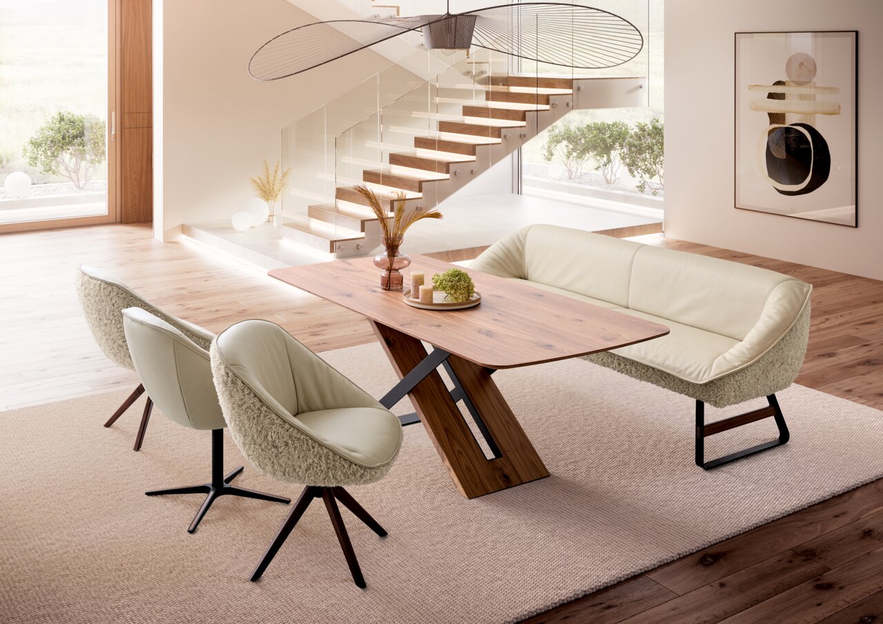 Moderne Esszimmer-Eckbank mit hellem Polster und Holztisch, seitliche Perspektive