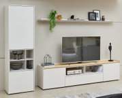 Modern wit tv-meubel en hoge vitrinekast met open vakken en houten blad, vanuit schuin vooraanzicht in een stijlvol ingerichte woonkamer