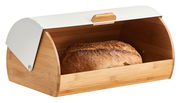 Brotkasten aus Holz mit weißem Deckel, gefüllt mit einem Laib Brot, seitliche Perspektive