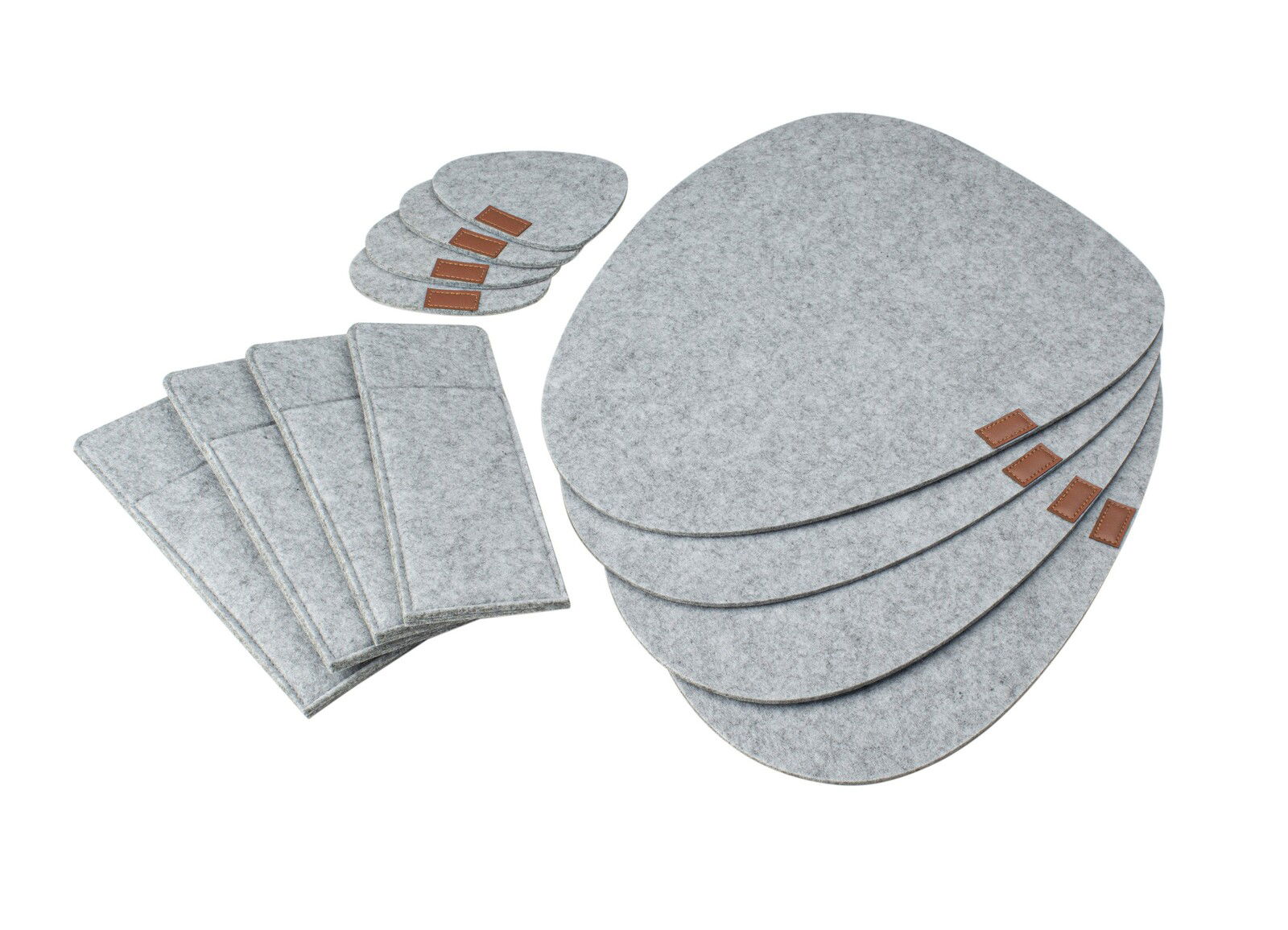 Tischset aus hellgrauem Filz, 12-teilig, bestehend aus ovalen und rechteckigen Untersetzern mit braunen Lederdetails, aus der Vogelperspektive fotografiert.