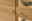 Nahaufnahme einer Wandkombination aus Holz mit modernen Metallgriffen, seitliche Perspektive