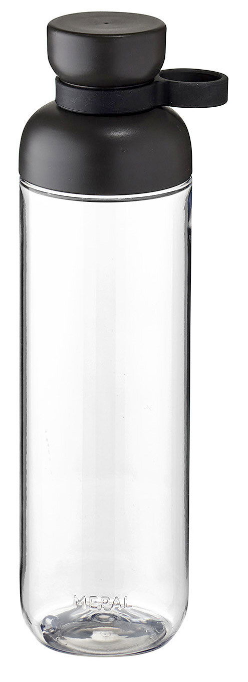 Transparente Trinkflasche mit schwarzem Deckel und Trageschlaufe, frontal abgebildet.