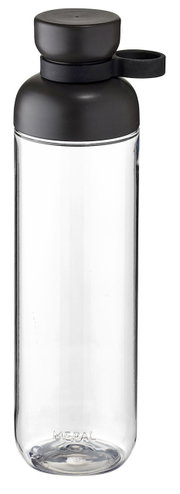 Doorzichtige drinkfles met zwarte dop en draagriem, afgebeeld van voren.