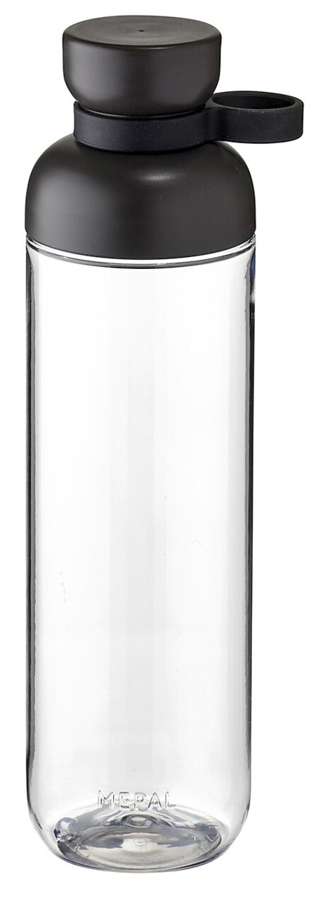 Doorzichtige drinkfles met zwarte dop en draagriem, afgebeeld van voren.