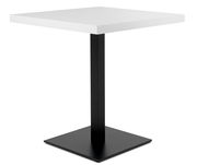 Moderner quadratischer Esstisch mit weißer Tischplatte und schwarzem Metallfuß, seitliche Perspektive.