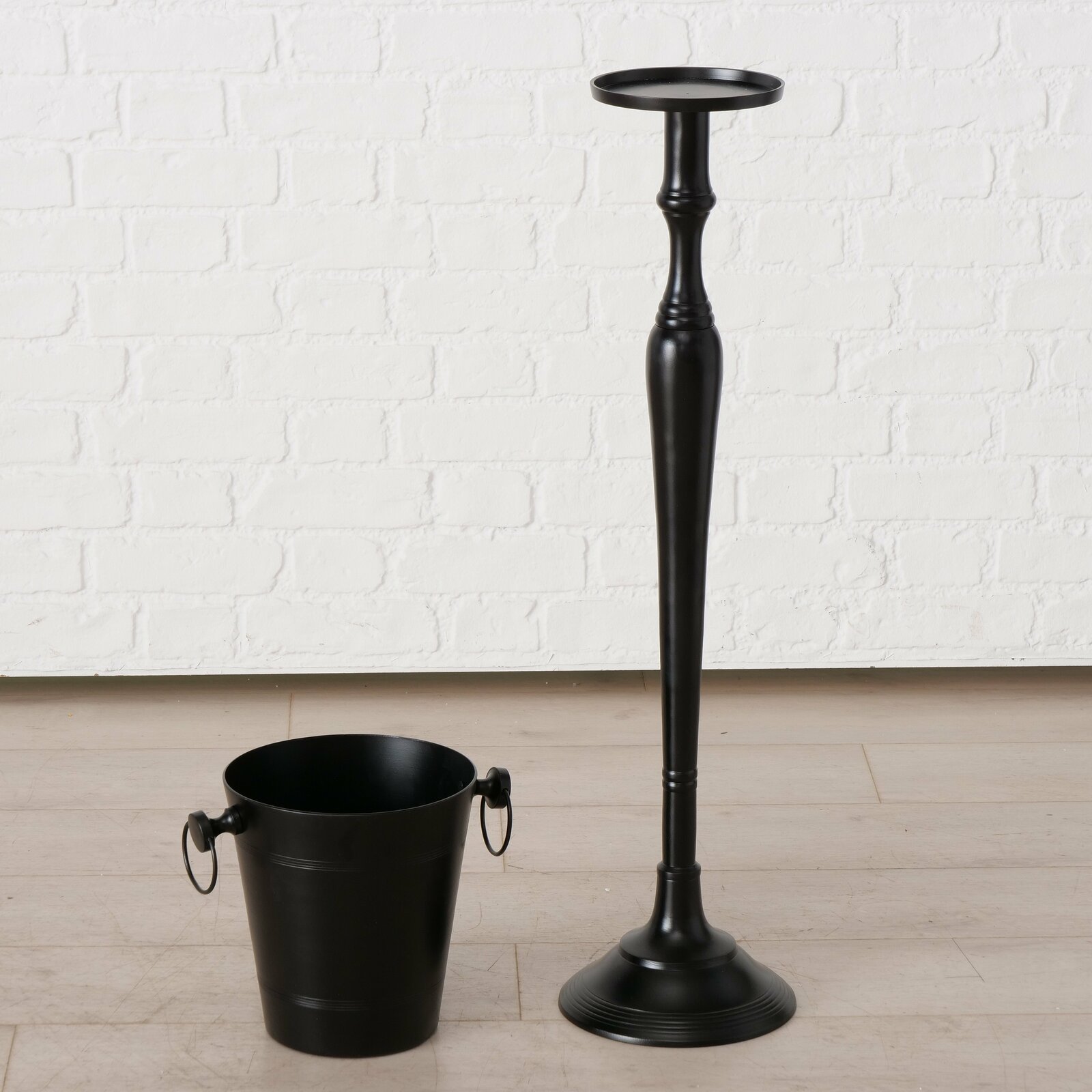 Schwarzer, runder Weinkühler Amara mit hohem, schlankem Ständer, seitliche Perspektive