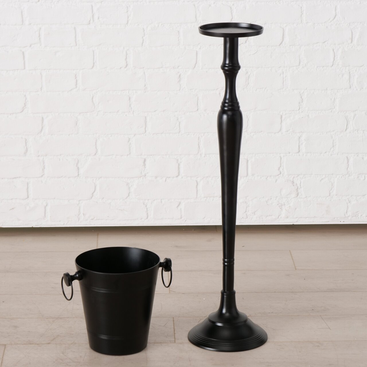 Schwarzer, runder Weinkühler Amara mit hohem, schlankem Ständer, seitliche Perspektive