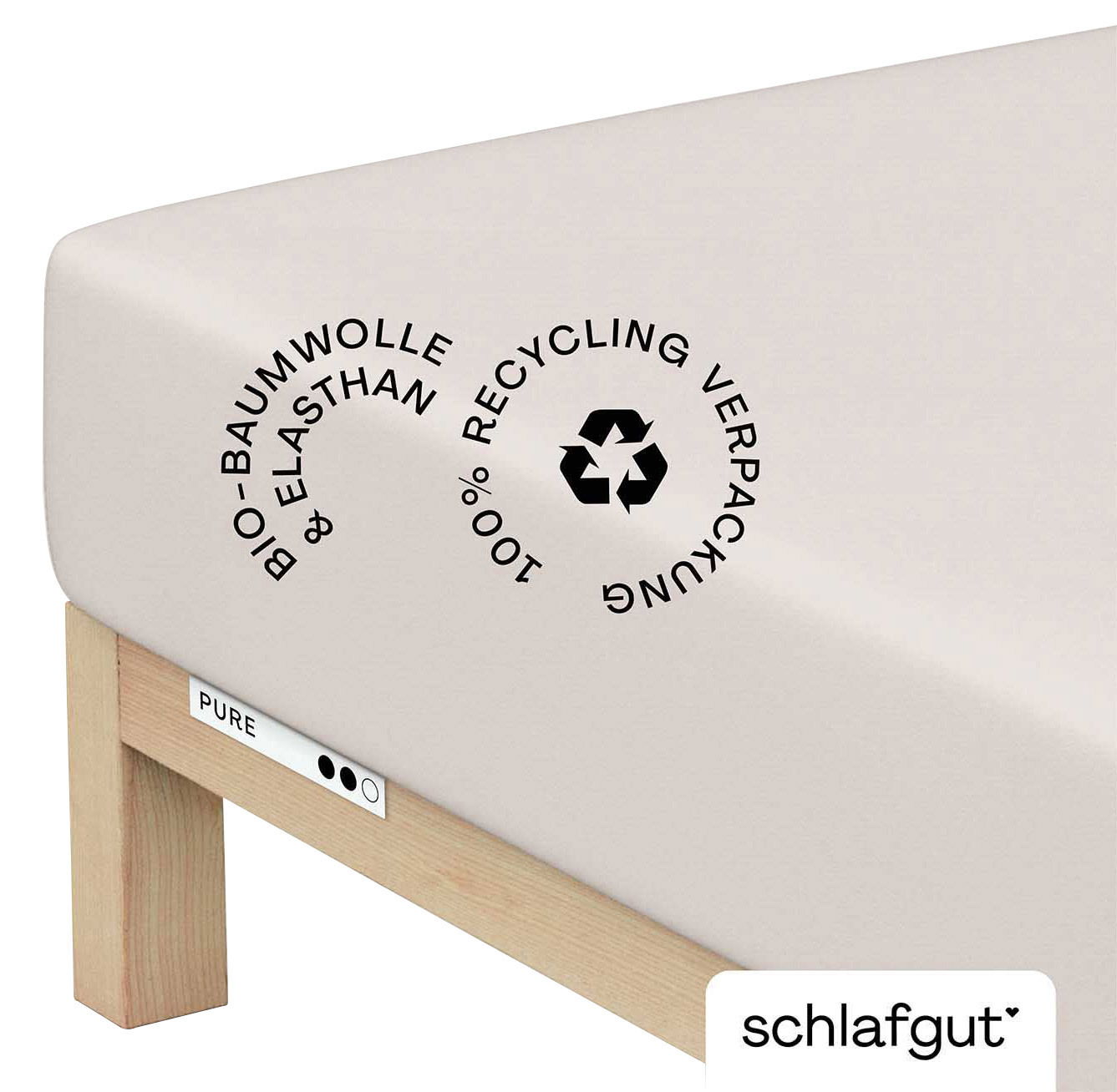 schlafgut Spannbettlaken S 744 Pure Spannbettlaken aus Bio-Baumwolle und Elasthan, seitliche Perspektive, mit Recycling-Verpackung.