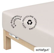 Spannbettlaken aus Bio-Baumwolle und Elasthan, seitliche Perspektive, mit Recycling-Verpackung.