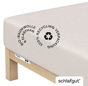 Spannbettlaken aus Bio-Baumwolle und Elasthan, seitliche Perspektive, mit Recycling-Verpackung.