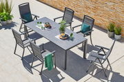 Moderner Klappsessel auf einer Terrasse, umgeben von einem Tisch und weiteren Stühlen, aus der Vogelperspektive fotografiert.