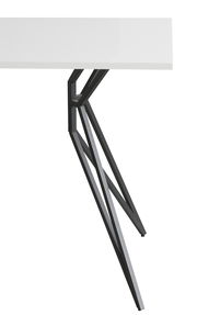 Moderner Schreibtisch mit weißer Tischplatte und schwarzem, geometrischem Metallgestell, seitliche Perspektive