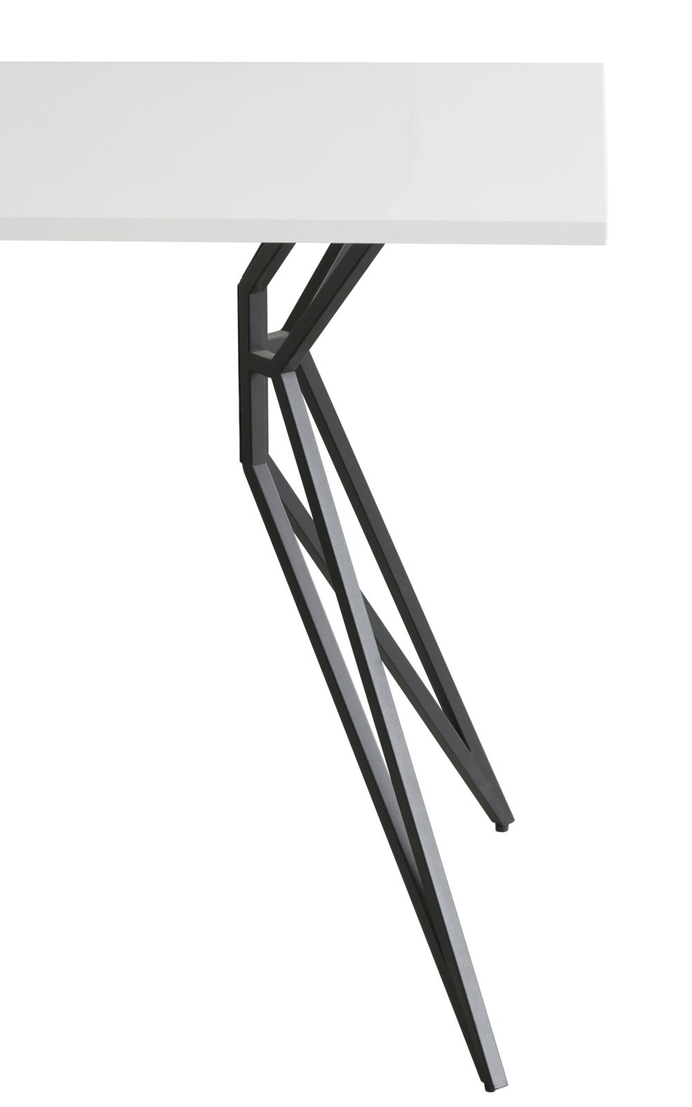 Moderner Schreibtisch mit weißer Tischplatte und schwarzem, geometrischem Metallgestell, seitliche Perspektive