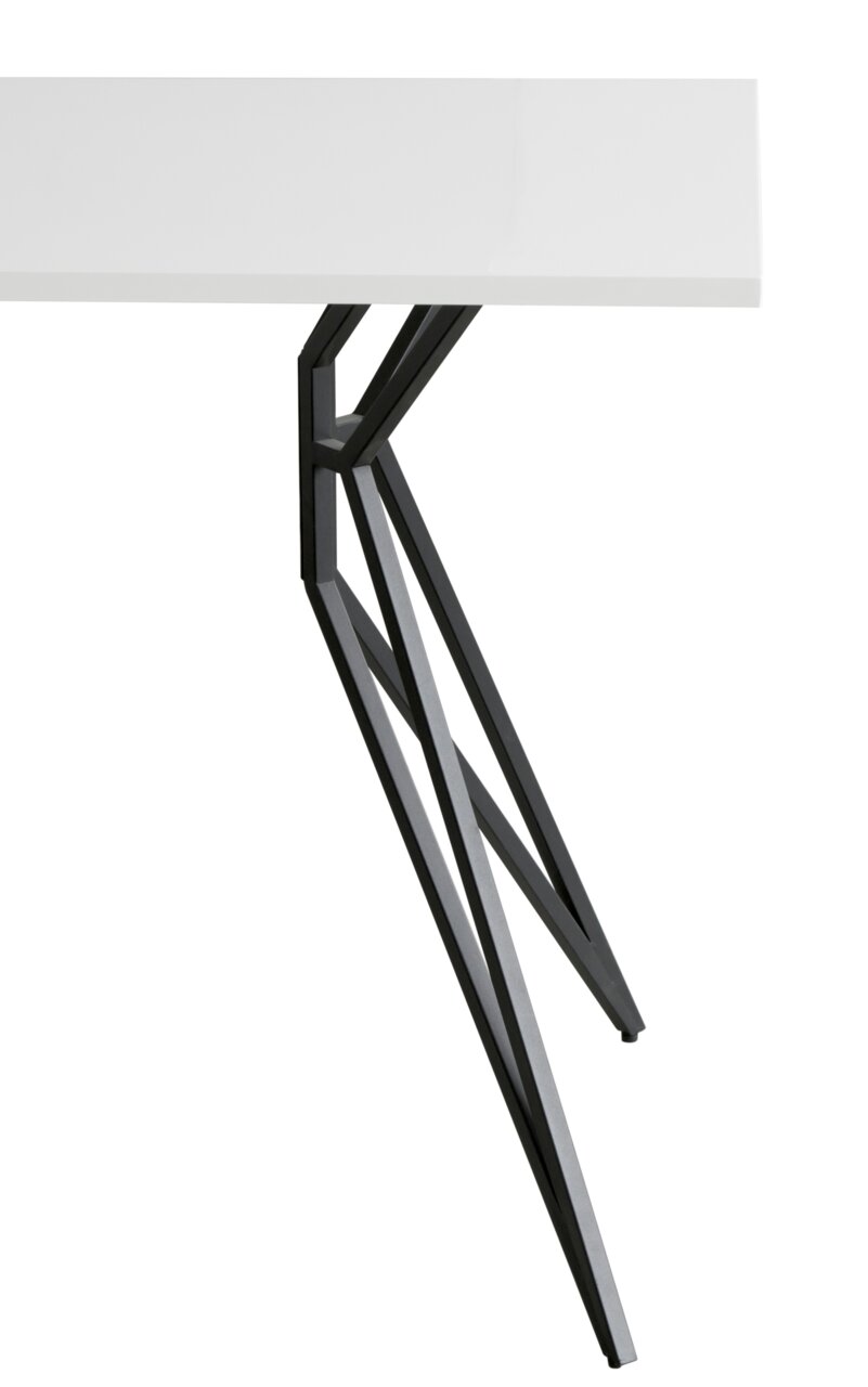 Moderner Schreibtisch mit weißer Tischplatte und schwarzem, geometrischem Metallgestell, seitliche Perspektive