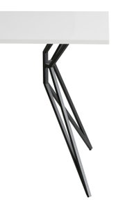 Moderner Schreibtisch mit weißer Tischplatte und schwarzem, geometrischem Metallgestell, seitliche Perspektive
